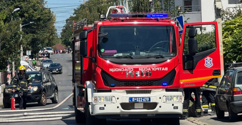 POŽAR U ZEMUNU, SAOBRAĆAJ OBUSTAVLJEN Vatrogasci ispred porodične kuće! (FOTO)