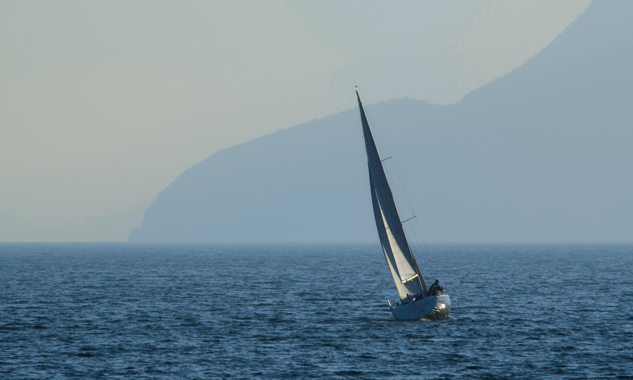 DRAMA U GRČKOJ Nasukala se jedrilica kod Skijatosa! U plovilu bilo petoro ljudi (FOTO)