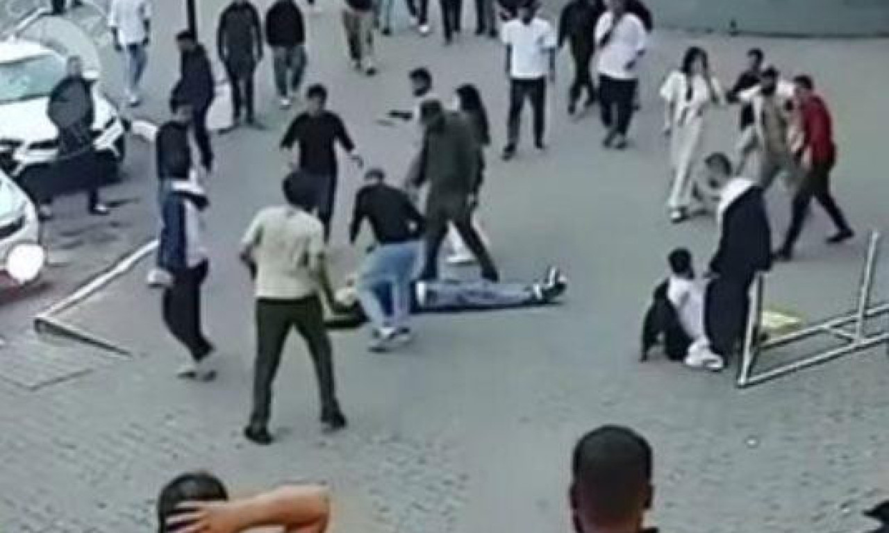 UZNEMIRUJUĆI SNIMAK UBISTVA FUDBALERA Migranti ga tukli do smrti (VIDEO)