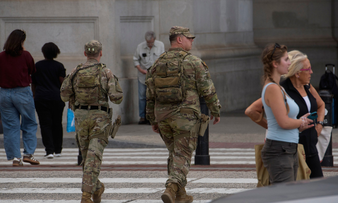 VOJSKA NAORUŽANA DO ZUBA U VAŠINGTONU Tramp najavljuje širenje akcije na Čikago (FOTO)