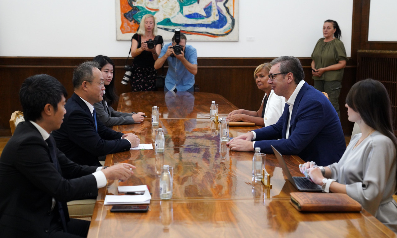 VUČIĆ SA LI MINGOM Predsednik i ambasador Kine razgovarali na Andrićevom vencu (FOTO)