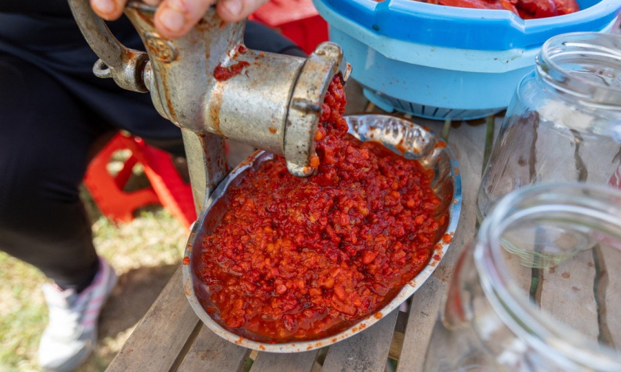 KO PROBA, TRAŽI JOŠ! Recept za domaću ljutenicu