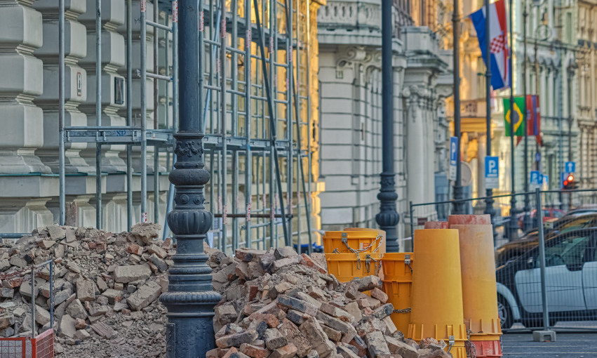 PALA FASADA SA ZGRADE U CENTRU PRESTONICE Delovi rasuti svuda po putu! Velika drama u Zagrebu