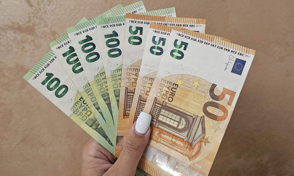 OVA DRŽAVA U KOMŠILUKU DAJE MLADIMA 100 EVRA! Moći će da ih potroše samo na ovo