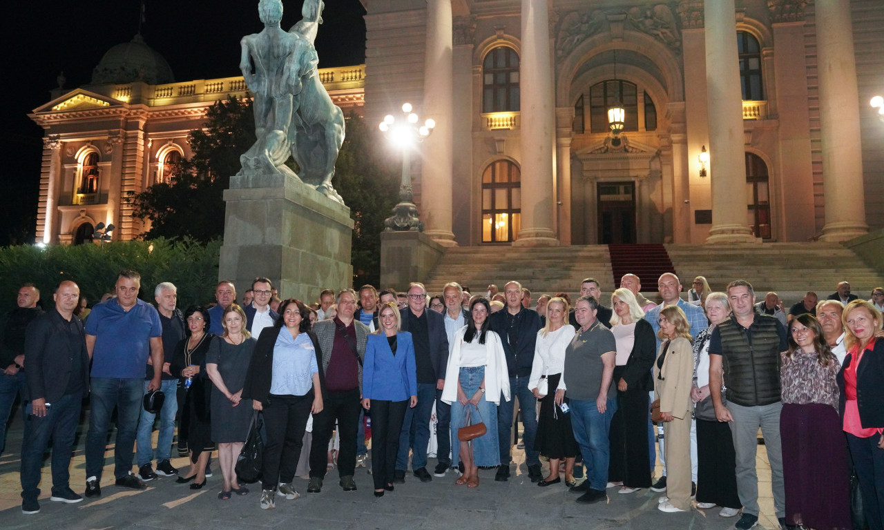 MINISTRI I FUNKCIONERI I SINOĆ SA GRAĐANIMA ISPRED SKUPŠTINE Pogledajte ko se sve okupio (VIDEO/FOTO)