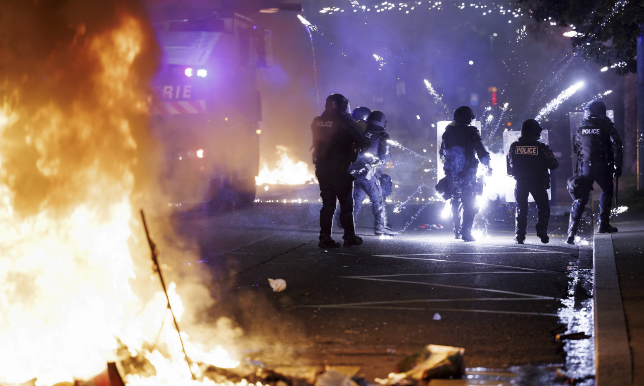 OVAKO POLICIJA UDARA NA DEMONSTRANTE U ŠVAJCARSKOJ Serija gumenih metaka, suzavci i vodeni top... Gore ulice FOTO+VIDEO