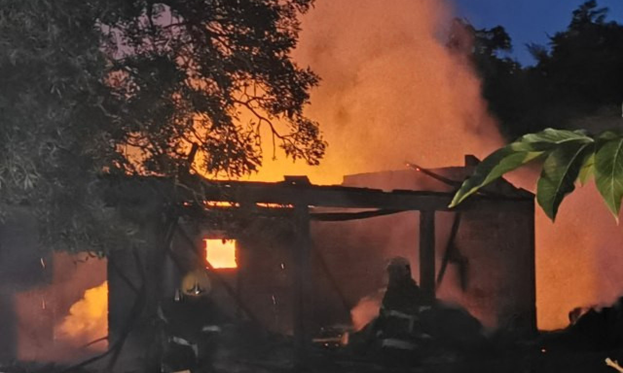 DETALJI POŽARA U UMKI Krov se srušio na nepokretnog muškarca (68), nije mu bilo spasa (VIDEO)