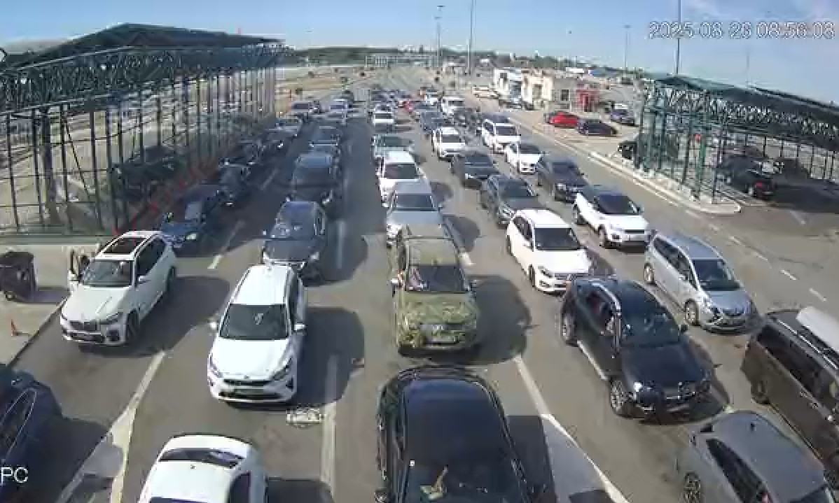 KOLONE I ČEKANJA SATIMA Opšti kolaps na putevima pred početak škole i na kraju letnjih odmora