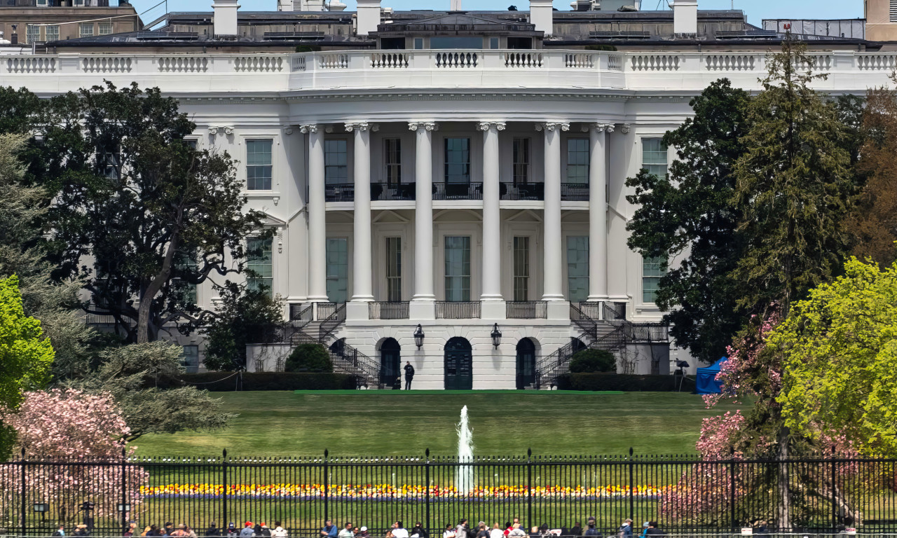 VOJNIK LEŽI U LOKVI KRVI Prve fotografije i snimci pucnjave kod Bele kuće, sve službe na nogama (FOTO+VIDEO)