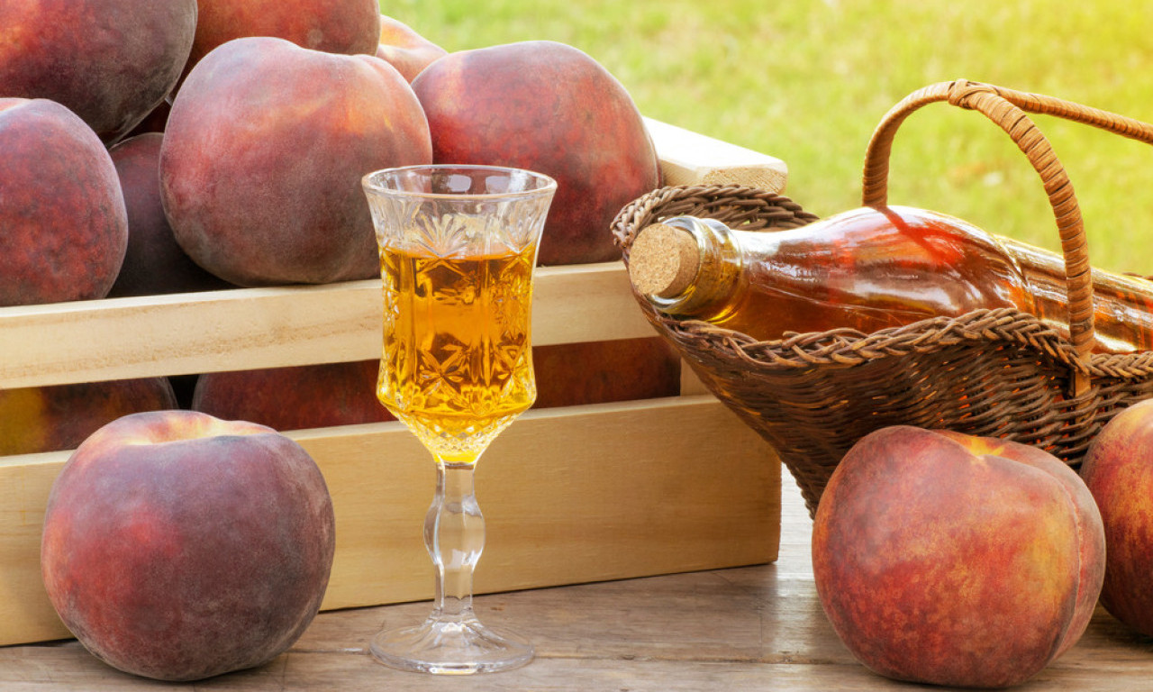 DOMAĆI LIKER OD BRESKVI Sačuvajte ukus leta u jednoj boci, da vas greje kad zima zakuca na vrata