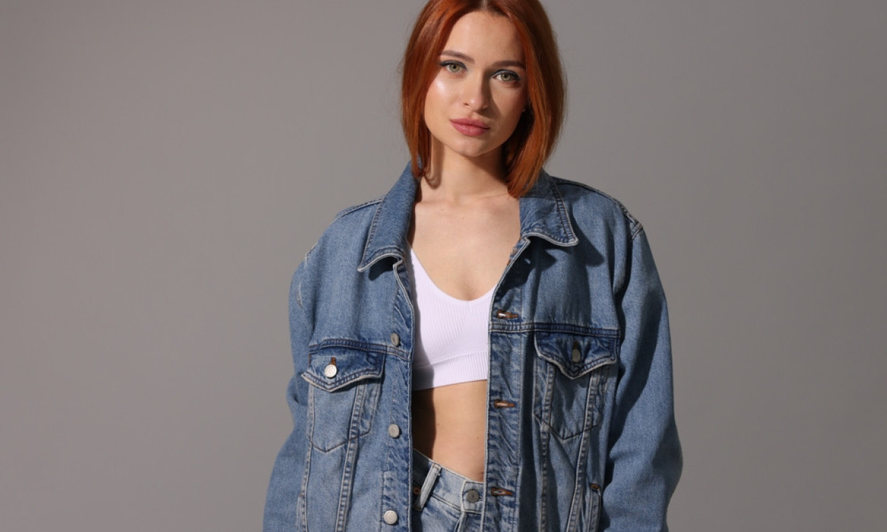 SIVE FARMERKE PREUZIMAJU JESEN! Novi klasik koji preti da potisne plavu boju