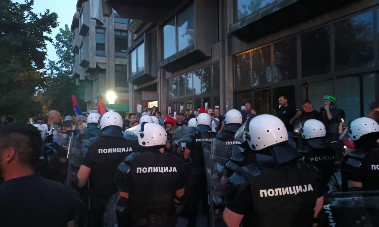 NASILNICI NAPALI NOVOSAĐANE TOKOM NEPRIJAVLJENOG SKUPA Policija odmah reagovala