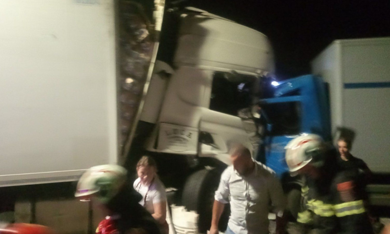 VOZILA SMRSKANA, POVREĐENOG IZVLAČILI VATROGASCI Teška saobraćajka u tunelu Budoš (FOTO)