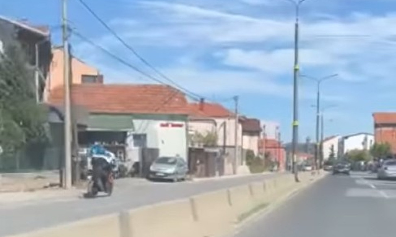 KAMIKAZA U KRAGUJEVCU Motociklista vozi kontra smerom - pogledajte ovo (VIDEO)