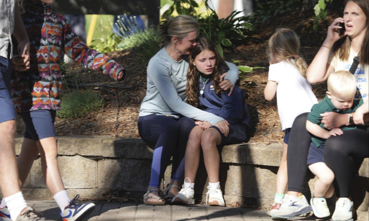 DVOJE DECE UBIJENO U PUCNJAVI Tramp reagovao zbog pokolja u crkvi, Bela kuća prati situaciju (FOTO)