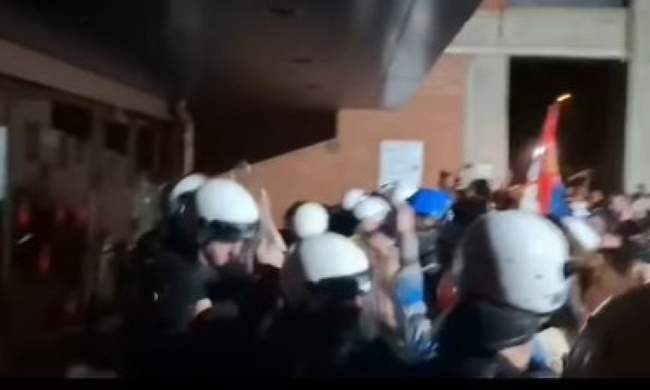 NAPETO U NOVOM SADU Studenti u blokadi napali kordon policije ispred fakulteta, čuli su se i topovski udari (VIDEO)