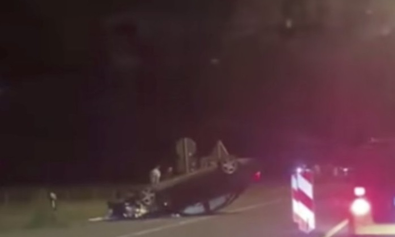AUTOMOBIL ZAVRŠIO NA KROVU, KOLONE VOZILA STOJE Karambol na isključenju kod Gadžinog Hana (VIDEO)