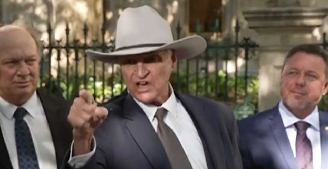 POLITIČAR PODIGAO PESNICU NA NOVINARA Pogledajte ovaj skandal u Australiji (VIDEO)