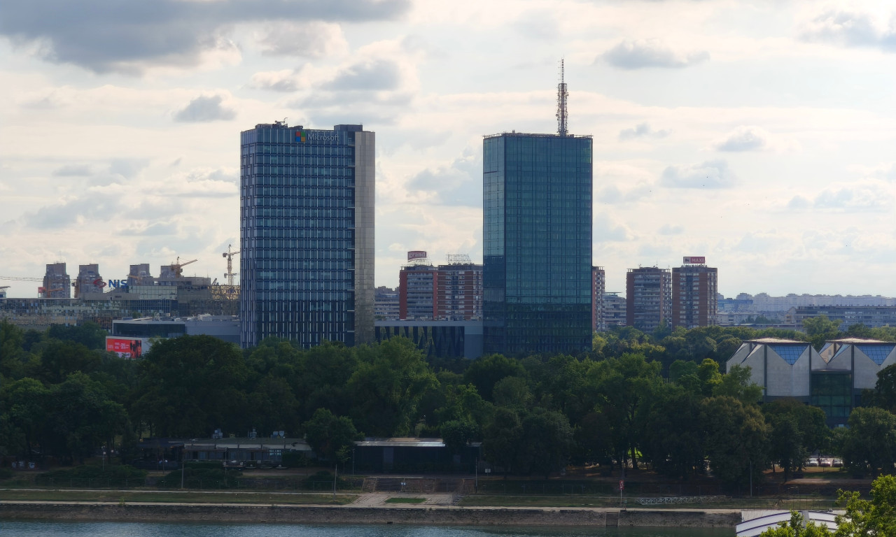 ČOVEK PAO SA TRI METRA NA BETON KOD TC "UŠĆE" Lekari mu se bore za život