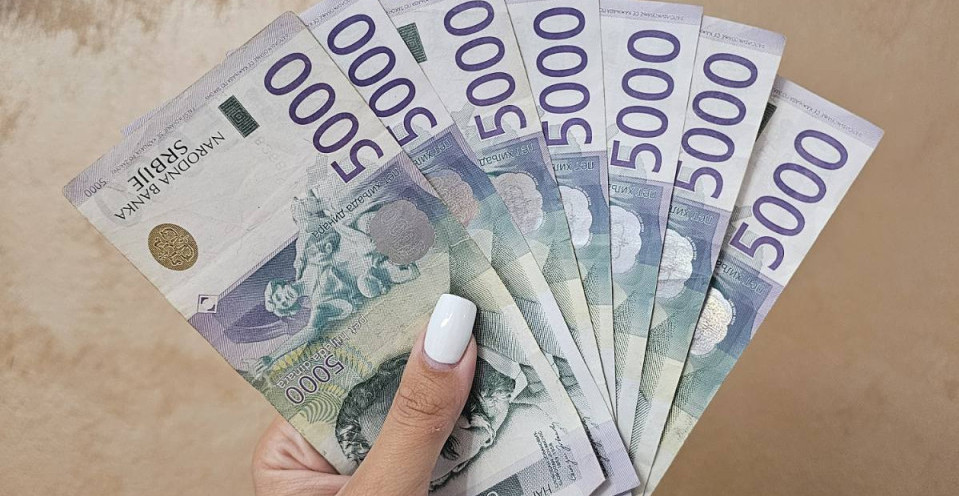 STIŽE 20.000 DINARA JEDNOKRATNE POMOĆI Evo ko može da podnese zahtev i kada ističe rok