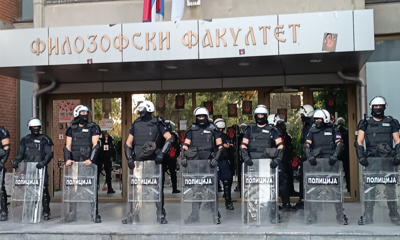 ŠTA SE VEČERAS DEŠAVA NA FILOZOFSKOM U NOVOM SADU Počelo novo okupljanje, policija ispred ulaza (FOTO/VIDEO)