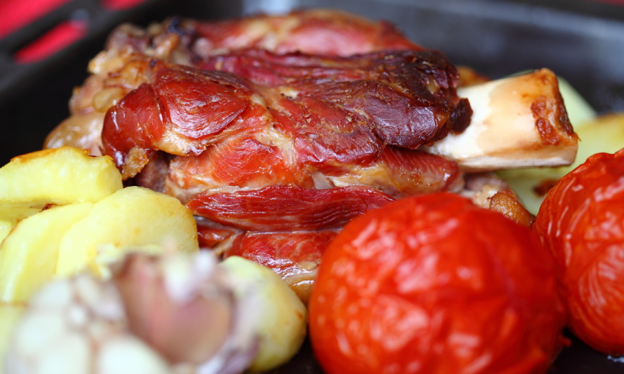 BUTKICA U RENU SA POVRĆEM Predlog za savršen vikend ručak - pozovite najmilije da vam dođu i uživajte!