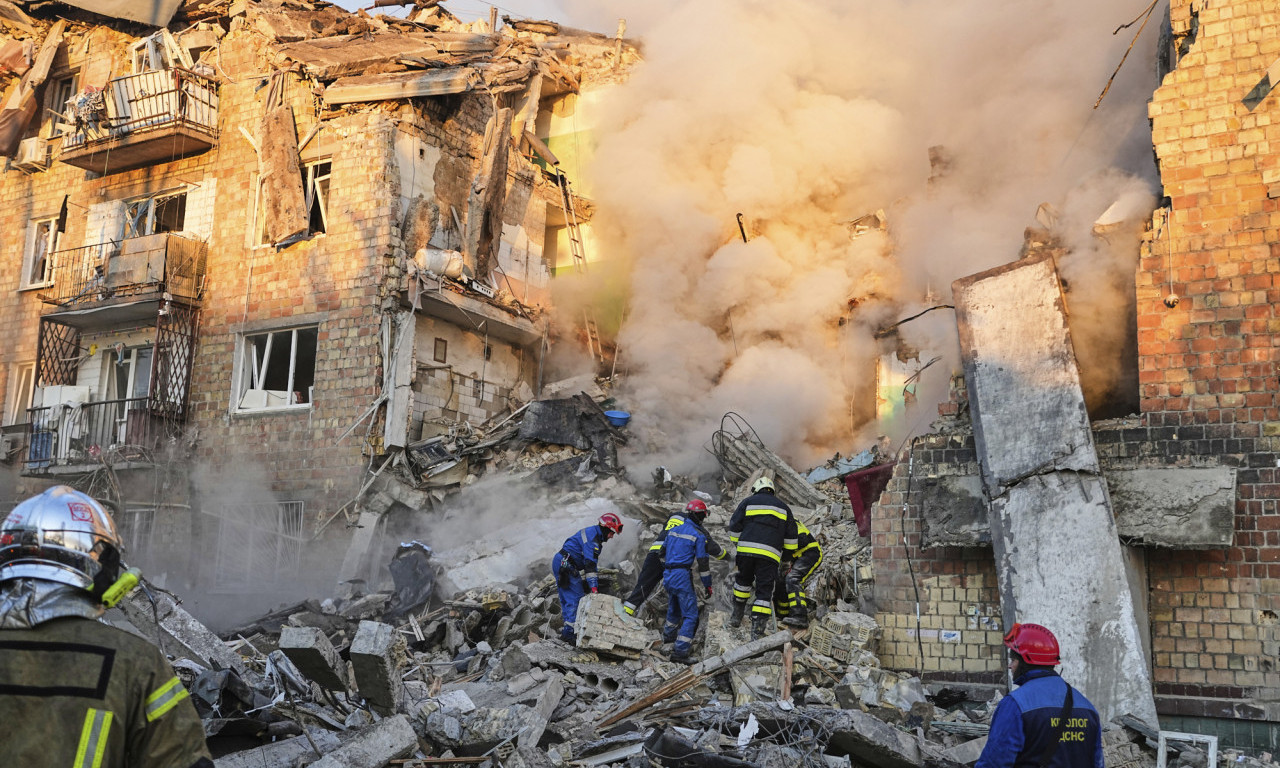 KIJEV U SUZAMA 23 mrtvih u ruskom napadu, uključujući četvoro dece, proglašen Dan žalosti (FOTO)