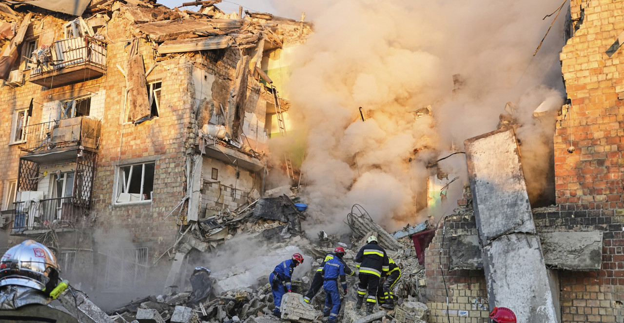 GORI ZGRADA VLADE, ŽENA I DETE MRTVI, POGOĐEN I VRTIĆ... Zastrašujuć napad na Ukrajinu (FOTO+VIDEO)