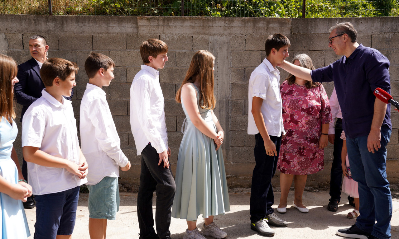 VUČIĆ U RAKOVICI Predsednik u poseti jedanestočlanoj porodici Vasiljević, doneo i poklon (VIDEO+FOTO)