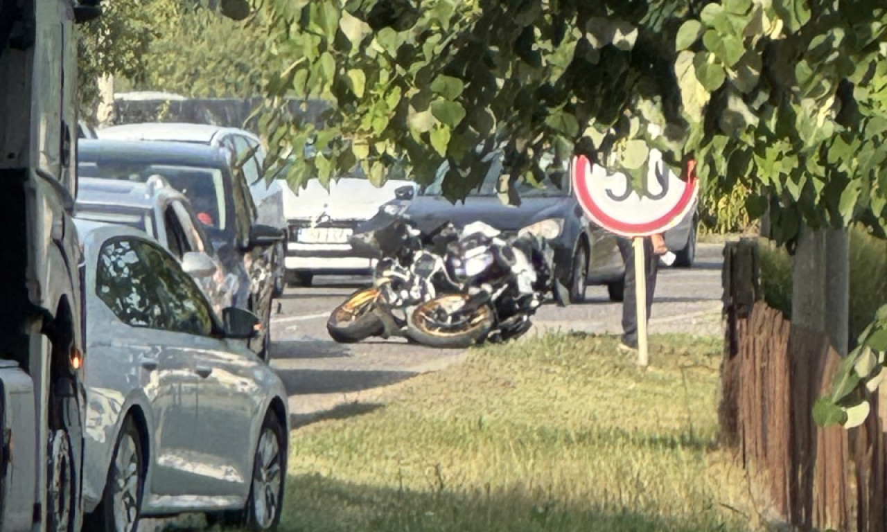 OBOREN MOTOCIKLISTA NA PUTU KA BANJALUCI Upao u "sendvič" između šlepera i automobila, stvaraju se zastoji (FOTO)