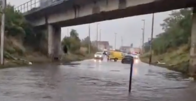 NEVREME PARALISALO REGION Blokiran saobraćaj! Automobili ostaju zaglavljeni u vodi (VIDEO)