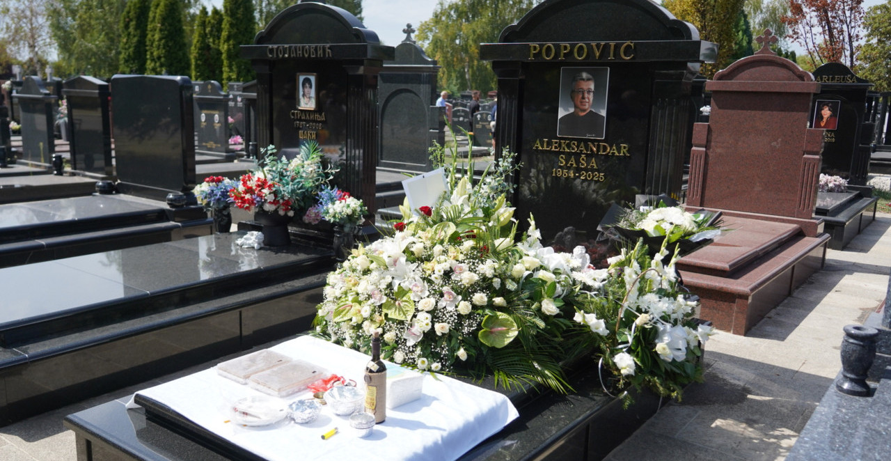 TEŠKI PRIZORI NA POMENU SAŠI POPOVIĆU Suzana miluje njegovu sliku, na grobu ruže i figure Belog anđela... (FOTO)