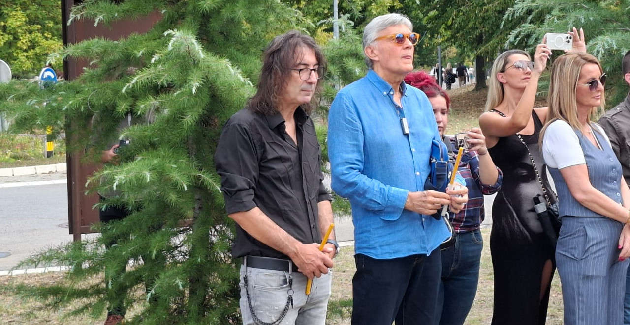 RALE NA GROBLJU U JEKU SKANDALA SA ANOM NIKOLIĆ Pojavio se na pomen Saši Popoviću, pogledajte kako izgleda (FOTO)