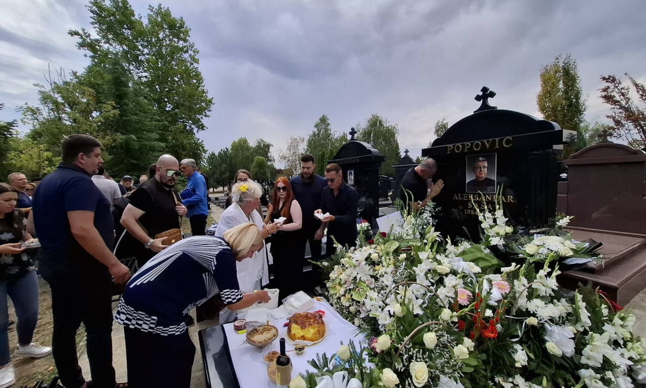 TEŠKI PRIZORI NA POMENU SAŠI POPOVIĆU Suzana miluje sliku, na grobu Beli anđeli... Pogledajte ko je sve došao FOTO+VIDEO