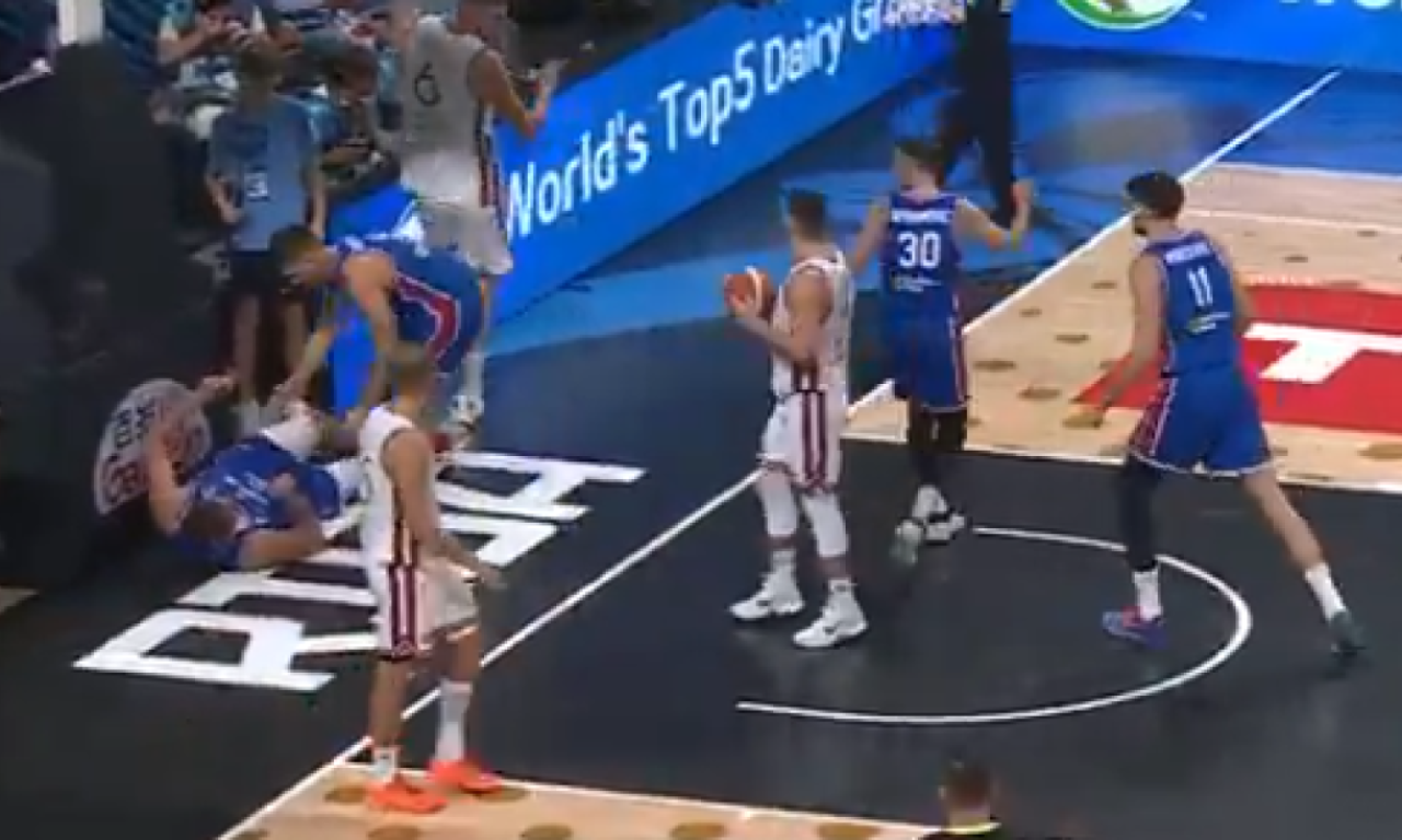 JOKIĆ SE UHVATIO ZA LAKAT, A NAVIJAČI ZA GLAVU Ovo je trenutak kada Nikola pada pod košem (VIDEO)