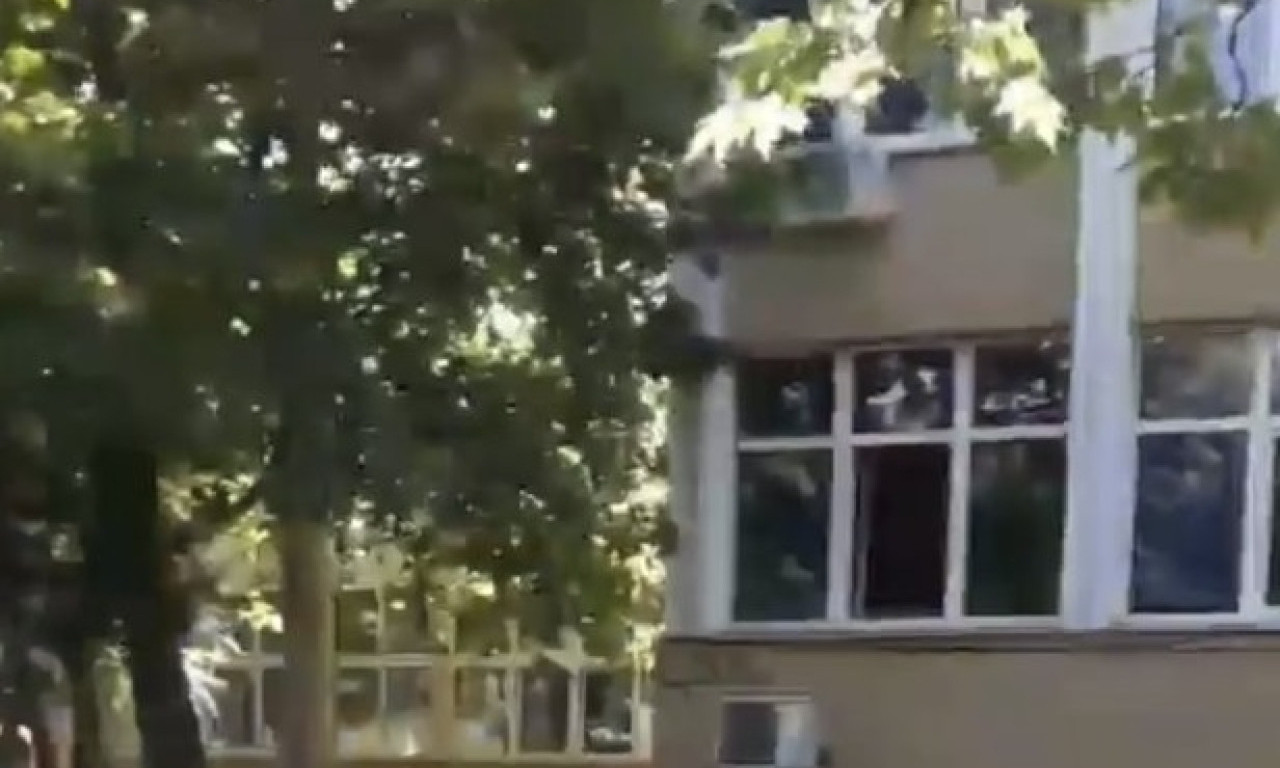 PAO KROV ŠKOLE U KRAGUJEVCU Bezbednost dece ugrožena posle jučerašnjeg nevremena (FOTO)