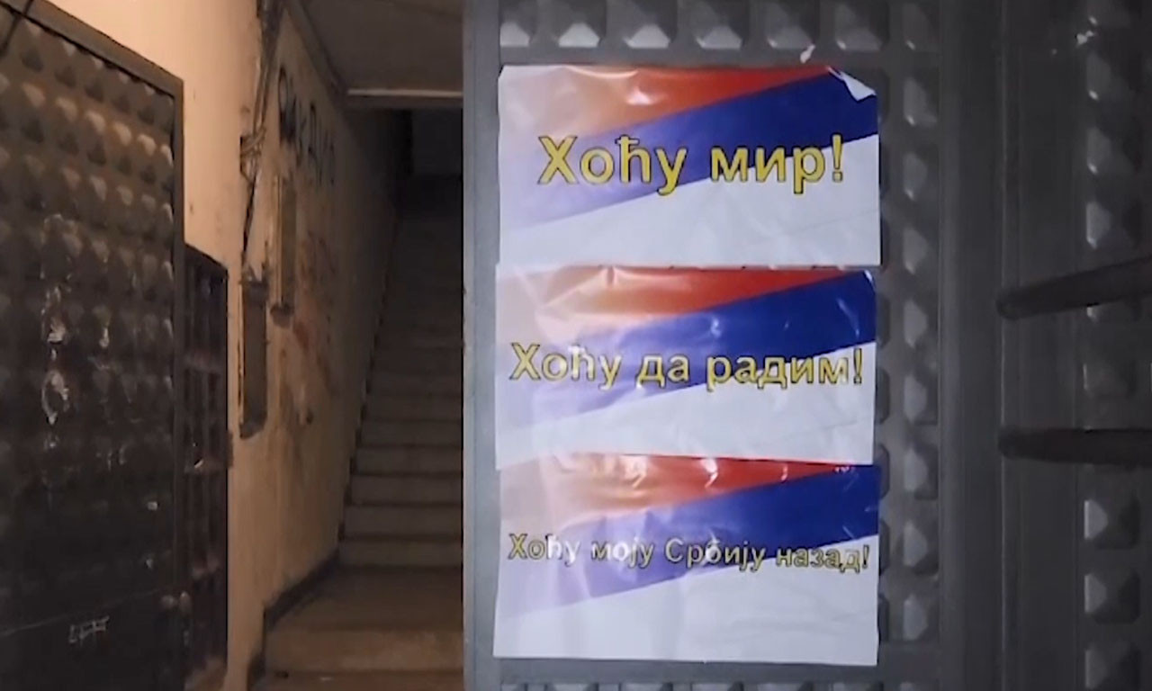HOĆU MOJU SRBIJU NAZAD Severni deo Kosovske Mitrovice oblepljen plakatima sa srpskom trobojkom (VIDEO)