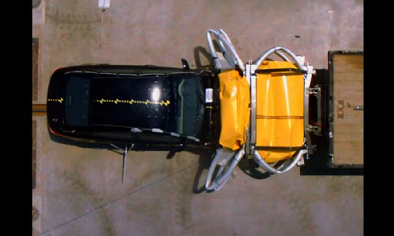 MUŠKARAC POGINUO U KAMIONU SPECIJALIZOVANOM ZA SUDARE Povređenima se bore za život posle lančanog udesu (VIDEO)