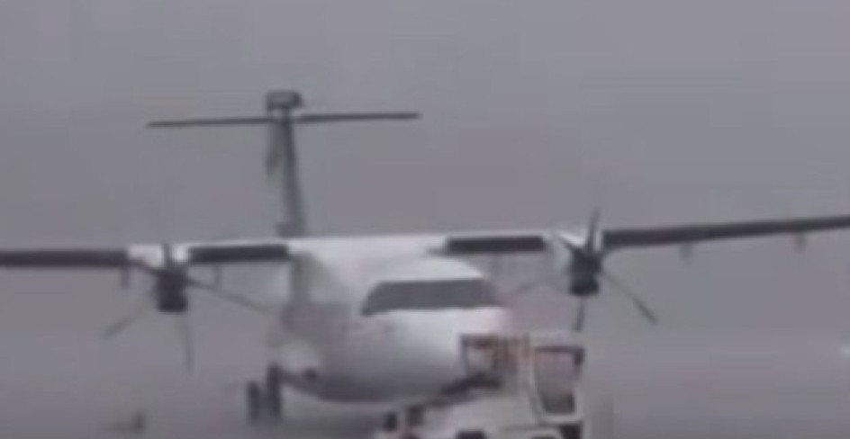 AVION SE NAŠAO U SRED SUPERĆELIJSKE OLUJE Vetar baca letelicu, pogledajte snimak koji ledi krv u žilama (VIDEO)