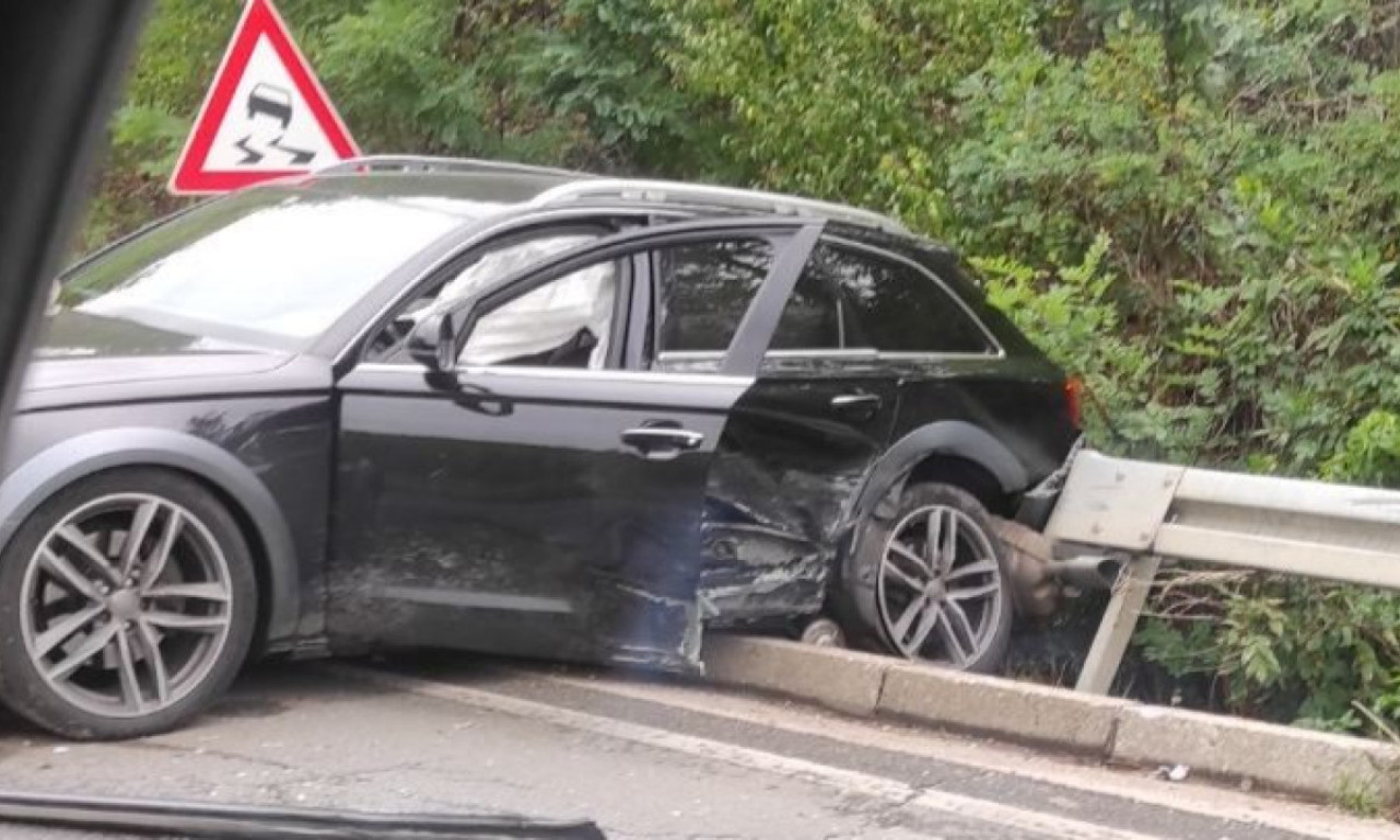 JEDAN AUDI ZAVRŠIO NA BANKINI, DRUGI POLUPAN NASRED MAGISTRALE Žestok sudar kod Gornjeg Milanovca (FOTO)