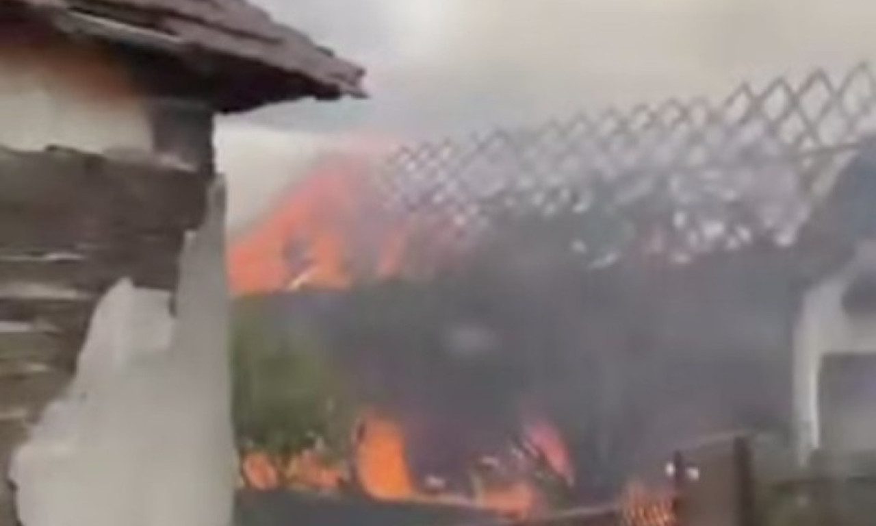 VATRA "PROGUTALA" KUĆU I POMOĆNI OBJEKAT Veliki požar u selu kod Aleksandrovca (VIDEO)