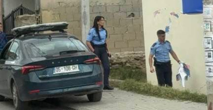 KURTIJEVA POLICIJA CEPA PLAKATE PROTIV BLOKADA Smeta im srpska trobojka, a posebno ove poruke (VIDEO)