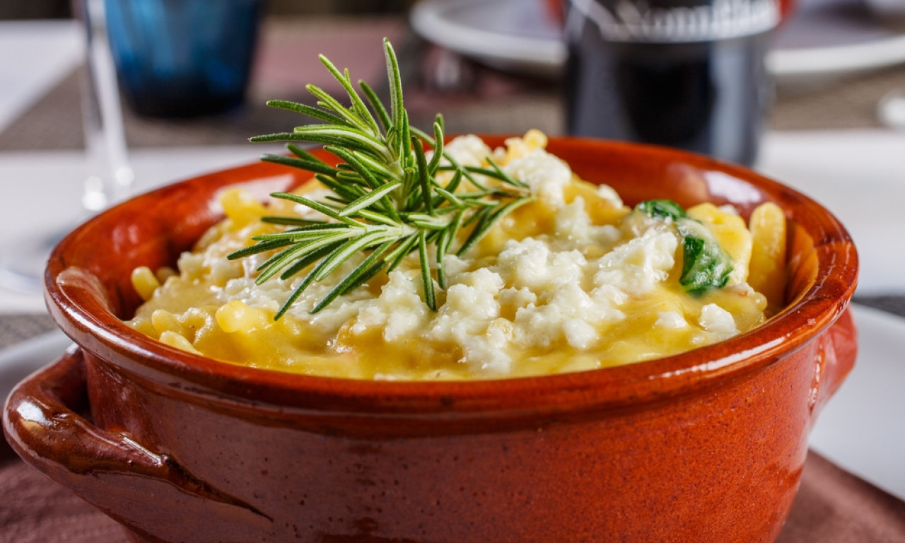 RUČAK ZA MANJE OD 200 DINARA Starinski granadir marš koji će vas oduševiti!