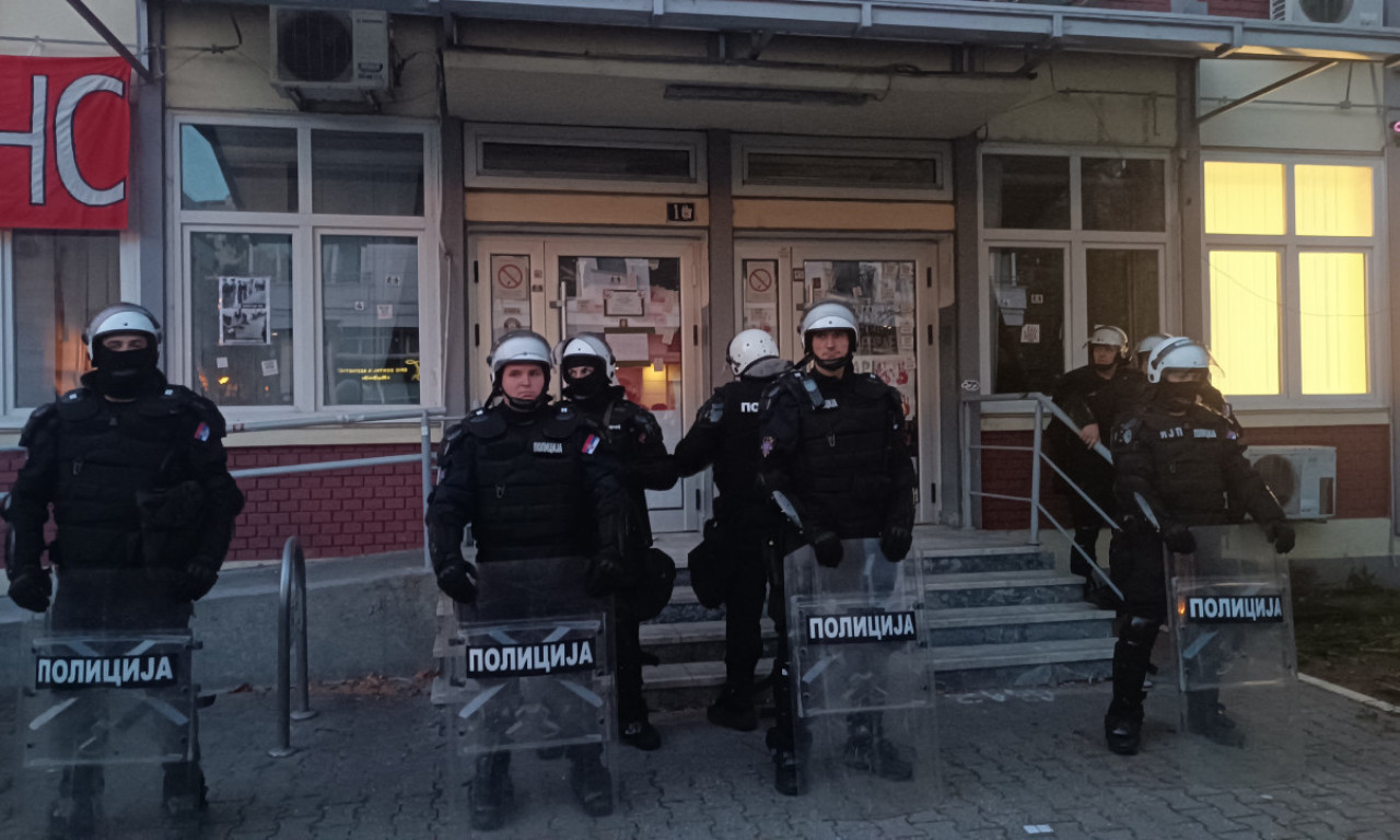 OGLASIO SE MUP Evo šta se sinoć dešavalo ispred DIF-a u Novom Sadu, ima povređenih policajaca!