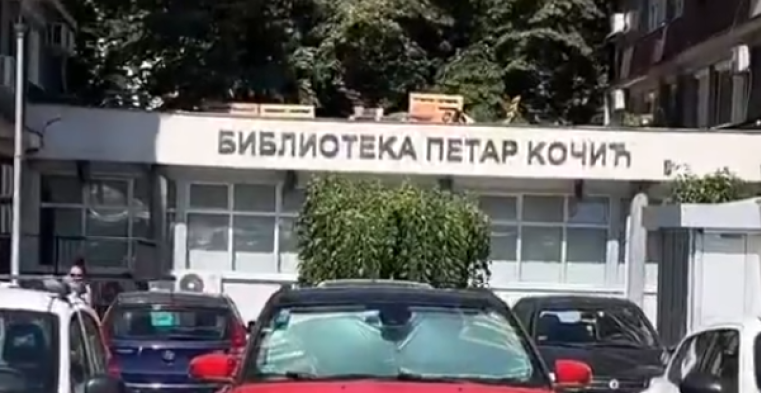 POLUGOLA DEVOJKA NA KROVU BIBLIOTEKE NA VRAČARU Beograđani šokirani prizorom usred dana! Pogledajte šta radi (VIDEO)