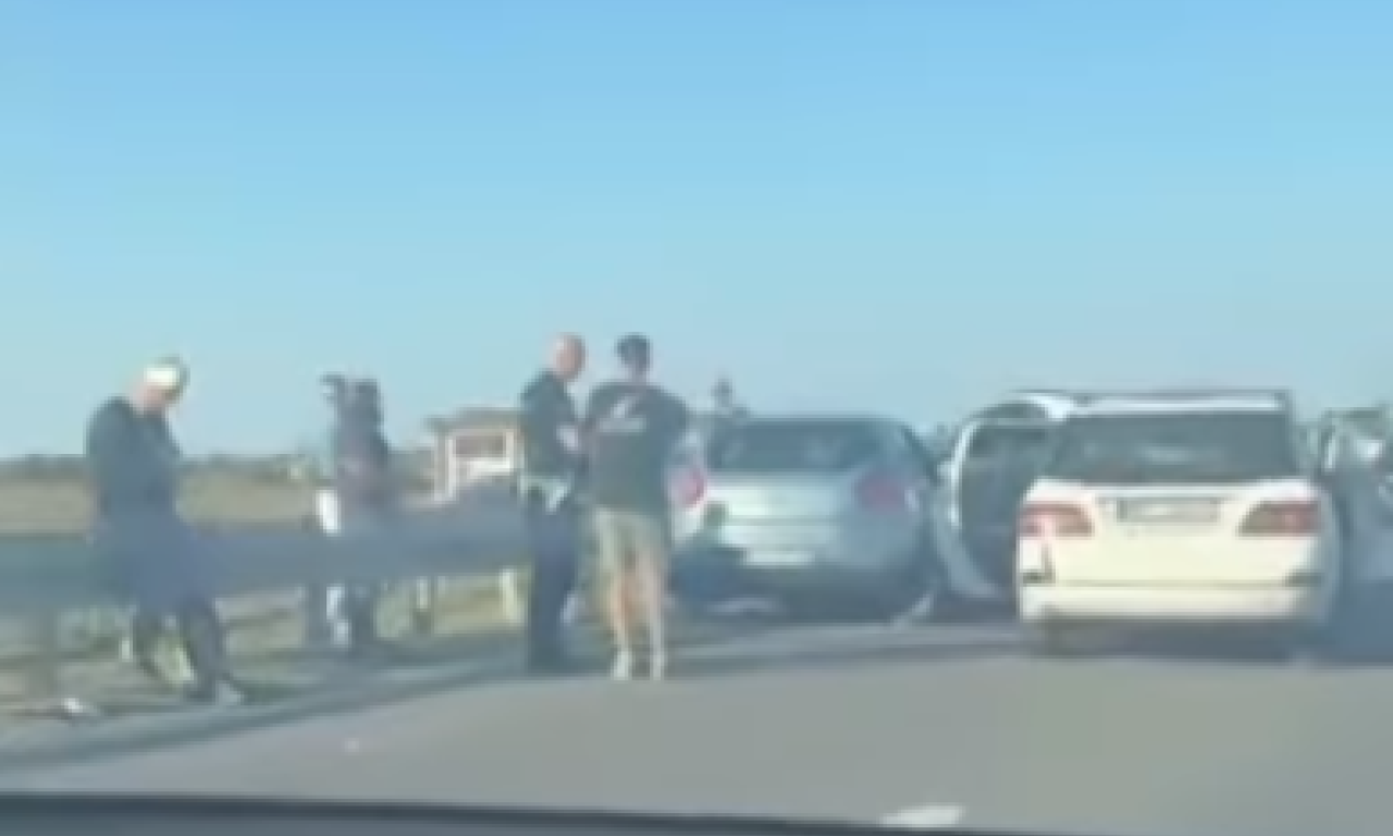 NESREĆA NA AUTOPUTU KOD BATAJNICE Učestvovala tri vozila, zakucala se u bankinu (VIDEO)