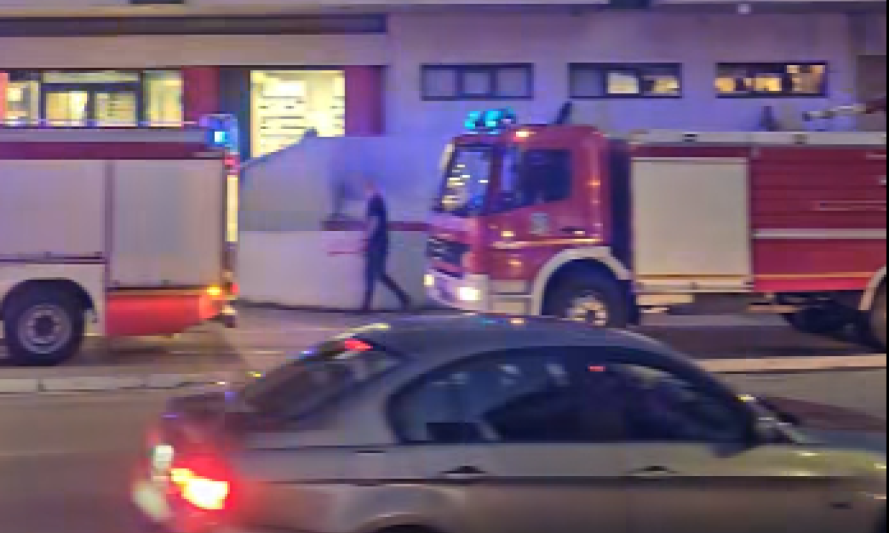 SIRENE ODJEKUJU UŽICEM Vatrogasna vozila pod rotacijom ispred robne kuće, prolazi i Hitna (VIDEO)