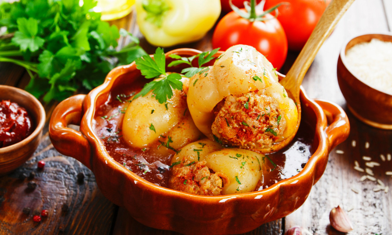 PAPRIKE PUNJENE MESOM IZ RERNE Domaći recept sa mirisom Mediterana - mora da se proba!
