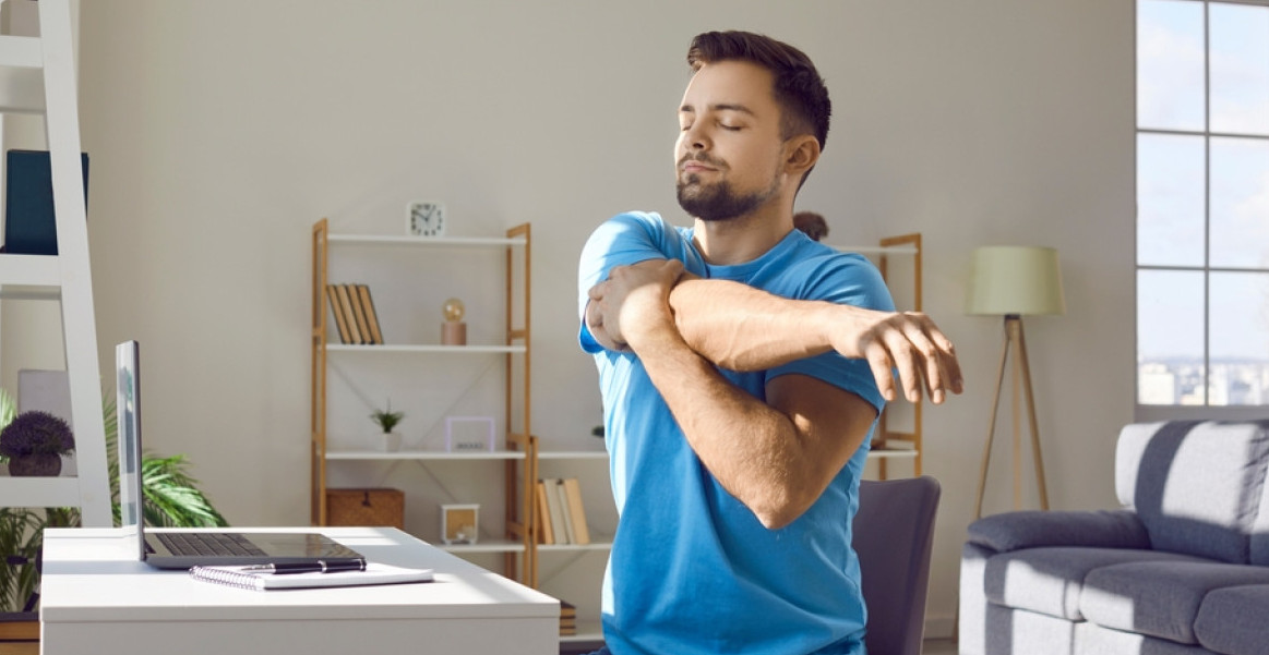 ŠTA ZNAČI KAD UDARITE LAKTOM O STO? Ovo su narodna verovanja o sreći, ljubavi i dobrim vestima