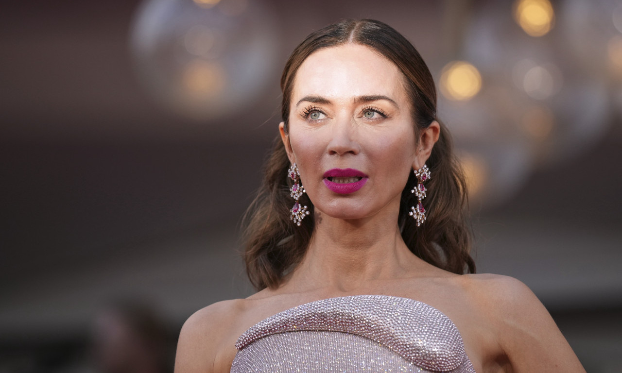 KRISTALNA DEVOJKA Emili Blant zablistala u Veneciji u haljini o kojoj svi pričaju (FOTO)